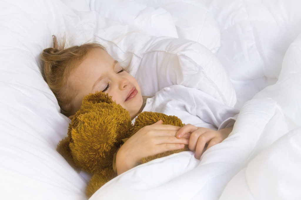 Schlafendes Mädchen mit Teddybär