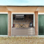 DAMMBALKEN vor einer Garage