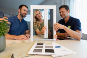 Ehepaar bei der Beratung einer Neher Plisseetür