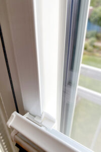 Halterung von Wabenplissees am Fenster