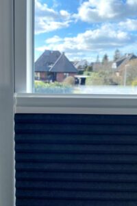 Wabenplissees am Fenster